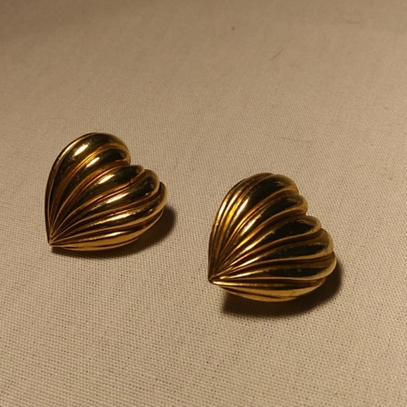 Vintage Avon Bold Heart Pierced Earrings - Picture 6 of 6